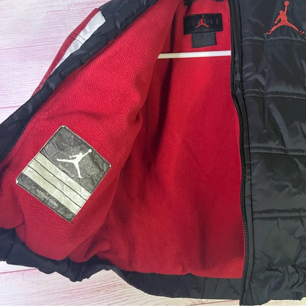 Jordan black, white,‎ red Big Boys' Nylon Puffer Jacket Size 4 | XS| 3-4 yrs